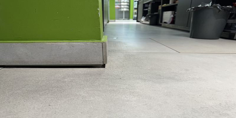 Какие признаки указывают на просадку или перекос плиты?